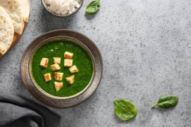 Palak Paneer, gri üzerine basmati pilavı servis etti. Hint vejetaryen yemekleri ıspanak ve paneer peyniri..