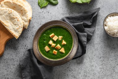 Palak Paneer, gri üzerine basmati pilavı servis etti. Hint vejetaryen yemekleri ıspanak ve paneer peyniri..