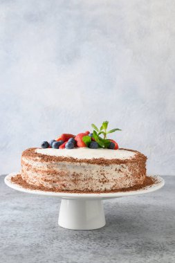 Ev yapımı mascarpone ve bisküvi süslemeli böğürtlen, nane, çilek ve yabanmersini pastası..