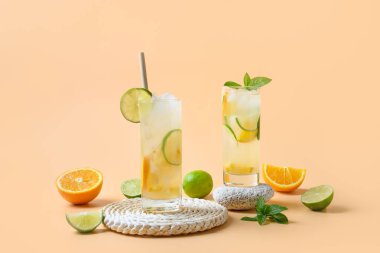 Yaz limonatası ya da bej arka planda portakal ve limon dilimli mojito kokteyli. Lezzetli bir içecek..