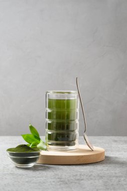 Klorella, gri arka planda sağlıklı içecek..