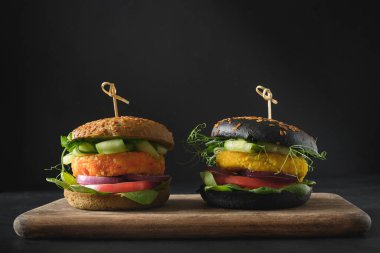 Bitki temelli et olarak sebze, lahana ve havuç köfteli vejetaryen Kara Burgerler..