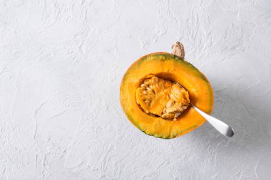 Hafif arka planda pişirmek için taze balkabağının yarısı. Sağlıklı vejetaryen yemeği. Uzayı kopyala Yukarıda rom göster.