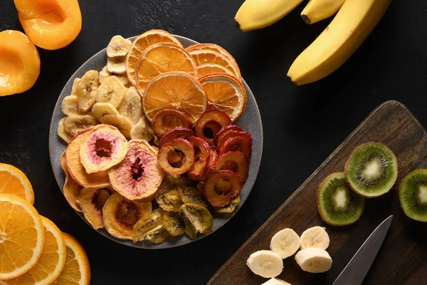 Ciruelas Secas Rodajas Kiwi Chips Frutas Melocotón Forma Plato Corazón — Foto de Stock