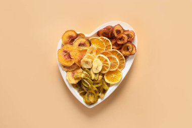 Kurutulmuş erik, kivi, bej üzerine şeftalili meyve cipsi. .