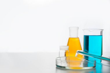 Bilimsel araştırma ve deney için sarı ve mavi sıvıyla kimya camları..