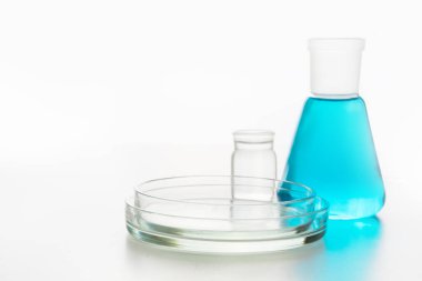 Bilim araştırmaları ve deneyleri için mavi sıvıyla kimya camları..