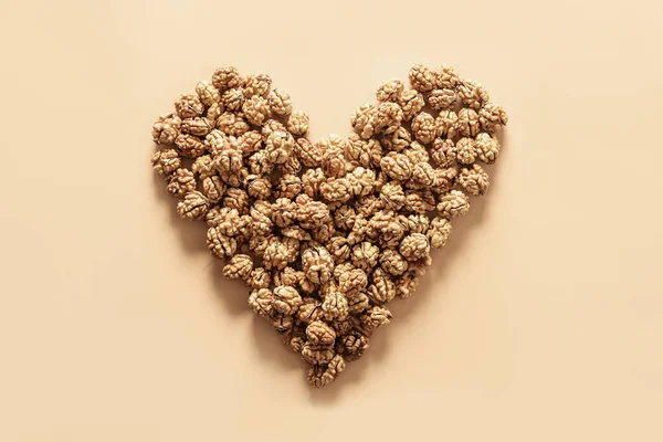 Świeże orzechy włoskie bez muszli w kształcie serca. Koncepcja orzechów włoskich jako zdrowej żywności dla serca. — Zdjęcie stockowe