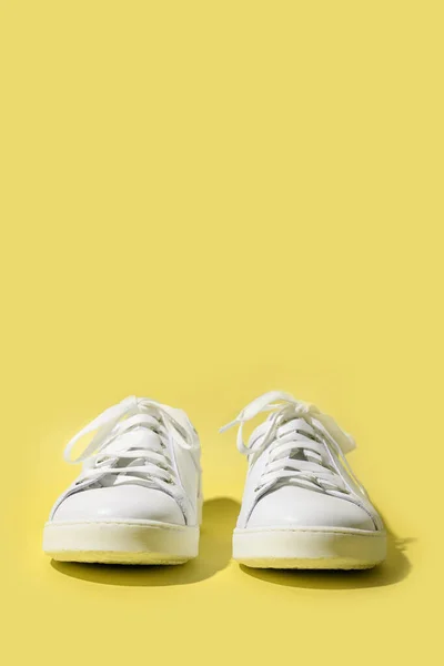 Sapatilhas Femininas Brancas Tênis Moda Iluminado Fundo Amarelo Formato Vertical — Fotografia de Stock