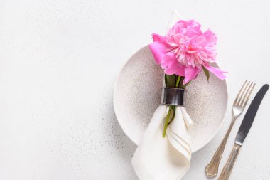 Şakayık çiçekli şenlik masası..