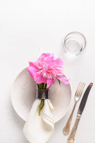 ピンクの牡丹の花とロマンチックなテーブル設定. — ストック写真