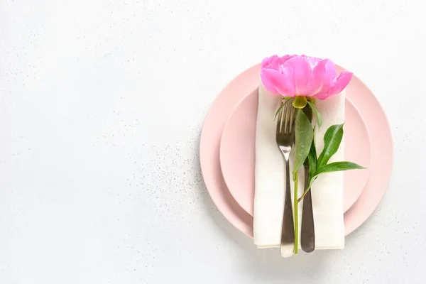 白いテーブルの上にピンクの牡丹の花とピンクのプレートとお祭りのテーブルの設定 上からの眺め コピースペース バナーだ ロマンチックなディナー — ストック写真