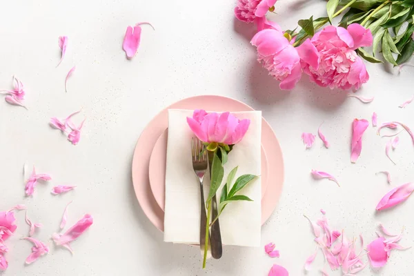 白いテーブルの上にピンクの牡丹の花とエレガンスロマンチックなテーブルの設定 トップ表示 — ストック写真