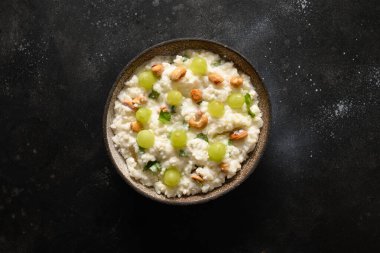 Kaju, üzüm, kişniş, siyah arka planda zencefil. Hint mutfağı