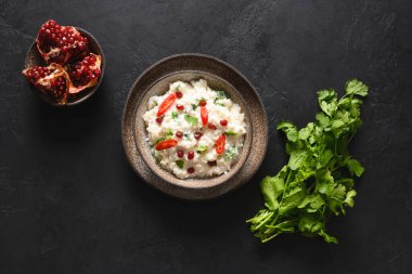 Nar, kişniş, hardal tohumu ve siyah arkaplanda zencefil. Hint Güney mutfağı