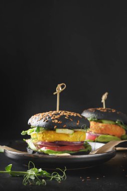 Sebze köfteli vejetaryen siyah hamburgerler bitki bazlı et..