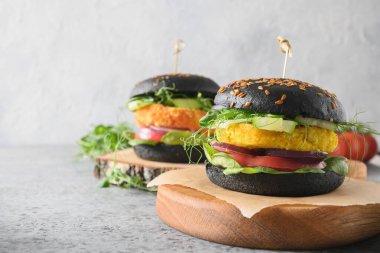 Bitki temelli et olarak sebze, lahana ve havuç köftesi kara hamburgeri..