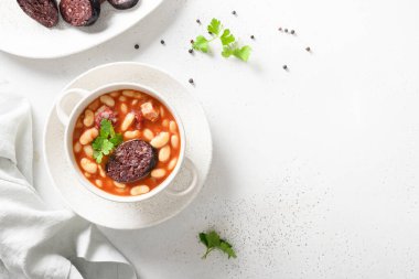 Beyaz masada İspanyol asturiana fabada. Boşluğu kopyala