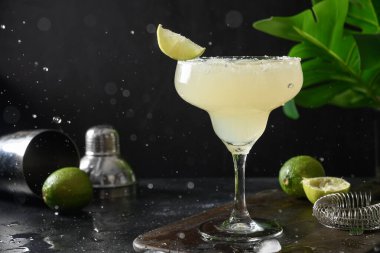 Limon suyu ve buzlu klasik Margarita kokteyli..
