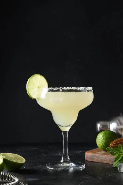 Coquetel clássico Margarita com limão e cubo de gelo sobre fundo preto. Frescura bebida alcoólica de verão. — Fotografia de Stock