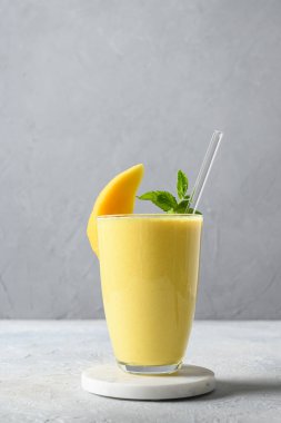 Gri arkaplanda Hint mangosu ya da zerdeçal lassi