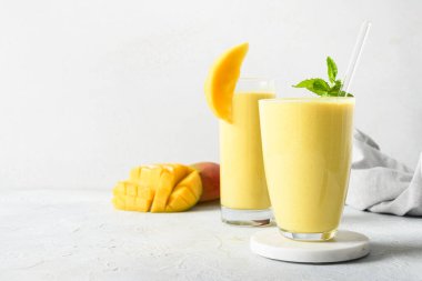 Gri arkaplanda Hint mangosu ya da zerdeçal lassi