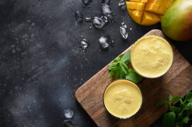 Siyah arka planda Hint mangosu veya zerdeçal lassi