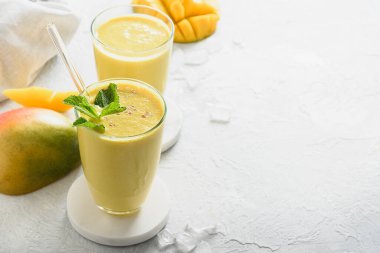 Gri arkaplanda Hint mangosu ya da zerdeçal lassi