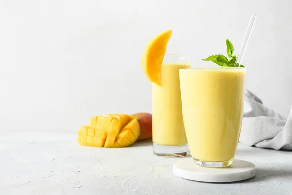 Gri arkaplanda Hint mangosu ya da zerdeçal lassi
