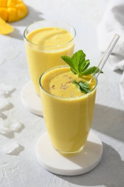 Gri arkaplanda Hint mangosu ya da zerdeçal lassi