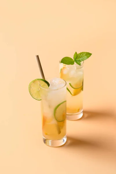 Освежающий оранжевый два лемонада с лаймовым скольжением на цветном фоне. Летний напиток. — стоковое фото