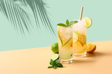 Yaz limonatası ya da mojito kokteyli. Arka planda portakal ve limon dilimleri var..