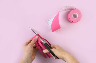 Kadın kasetleri ahtapot şeklinde kesip vücudu düzeltir ve selülitleri yok eder..