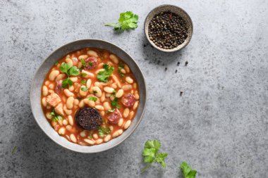 İspanyol asturiana fabada gri masada. Üst görünüm.