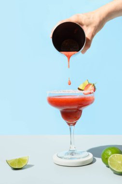 Limon suyu ve buzlu siyah arkaplanlı klasik Margarita kokteyli. Dikey yönelim.