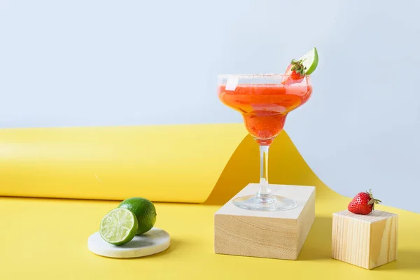 Coquetel clássico Margarita com suco de limão e cubo de gelo sobre fundo preto. Orientação vertical. — Fotografia de Stock