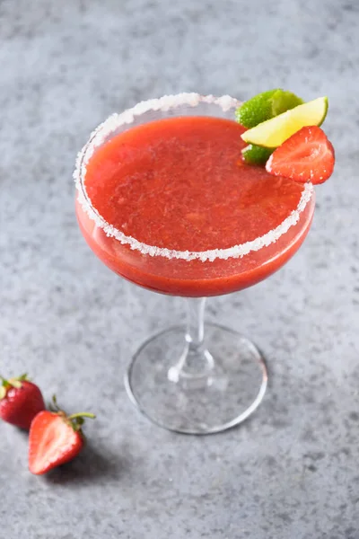 Erdbeer Margarita Cocktail Oder Smoothie Garnitur Limette Auf Grauem Hintergrund — Stockfoto