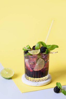 Limonlu ve buzlu Blackberry mojito kokteyli..