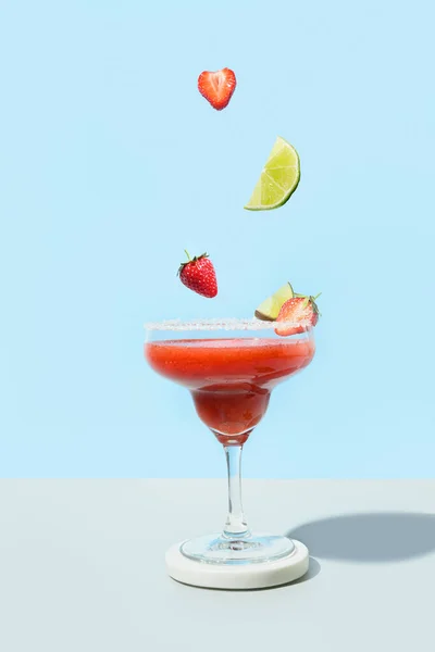 Klassischer Margarita-Cocktail mit Limettensaft und Eiswürfel auf schwarzem Hintergrund. Vertikale Orientierung. — Stockfoto