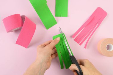 Lenf drenajı için servikal yaka bölgesinin hazırlanması ve kesilmesi.