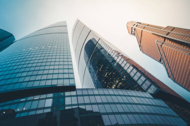 Moskova bölgesindeki evrim kulesi. Gökdelenlerde ofisleri olan bir iş merkezi. Şehir düzeni. Gece ve gün batımı.