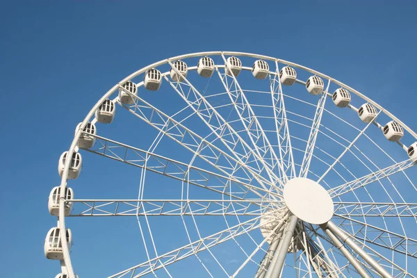 Del av ett vitt pariserhjul mot en blå himmel på sommardagen. — Stockfoto