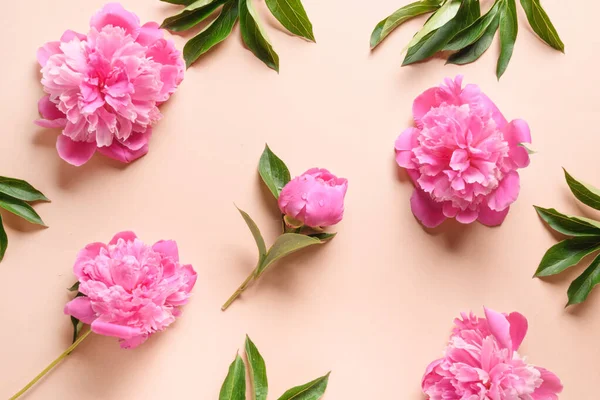 Padrão floral de flores de peônia rosa no fundo bege. Cartão de saudação para o dia 8 de Março ou Dia da Mãe. — Fotografia de Stock