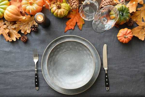 Осень и День благодарения стол с пустыми тарелками, как макет украшенные опавшие листья, тыквы. — стоковое фото