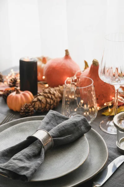 Cena Halloween Acción Gracias Decorada Con Hojas Caídas Calabazas Especias — Foto de Stock