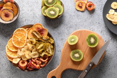 Kurutulmuş erik, kivi, şeftali, erik, portakal cipsi, vejetaryen organik tatlı..