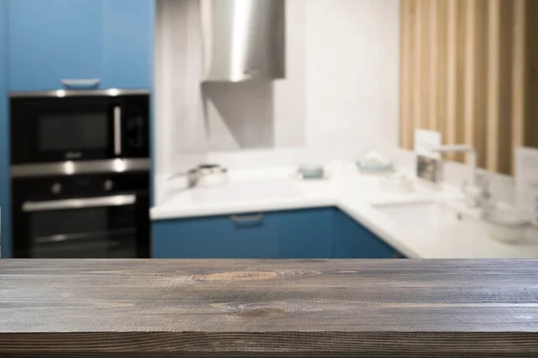 Opróżnij Drewniany Blat Zdekoncentruj Nowoczesną Niebieską Nowoczesną Kuchnię Projektowania Wyświetlania — Zdjęcie stockowe