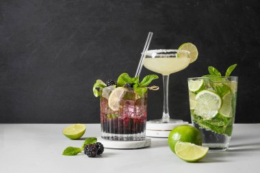 Klasik ve böğürtlenli mojito kokteyli..