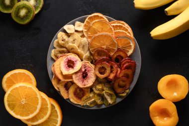 Kurutulmuş erik, kivi, şeftalili cips..