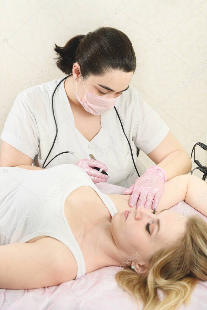 Procedure removal of hair permanently in a womans armpits using metod electro epilation.